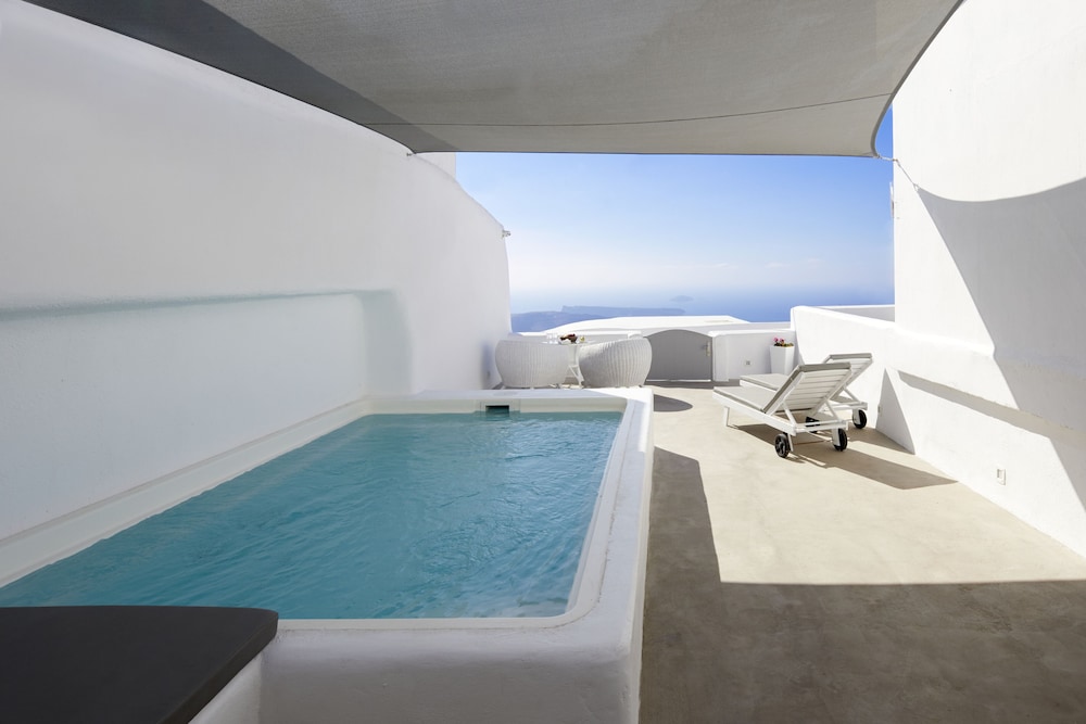 Iliovasilema Suites — Swimming pool in Imerovigli, South Aegean