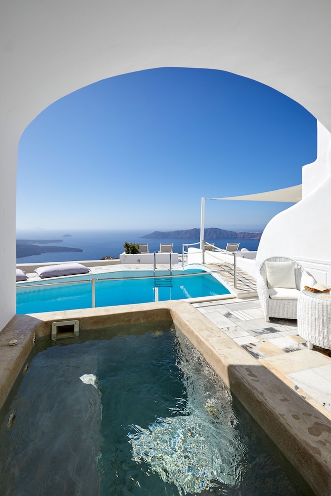 Iliovasilema Suites — Swimming pool in Imerovigli, South Aegean