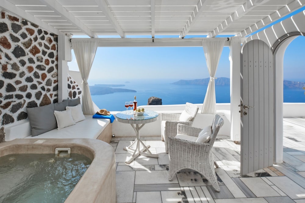 Iliovasilema Suites — Hotel rooms in Imerovigli, South Aegean