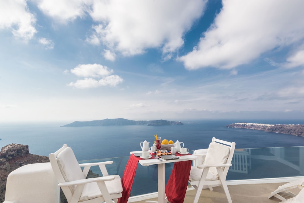 Iliovasilema Suites — Restaurant & bars in Imerovigli, South Aegean