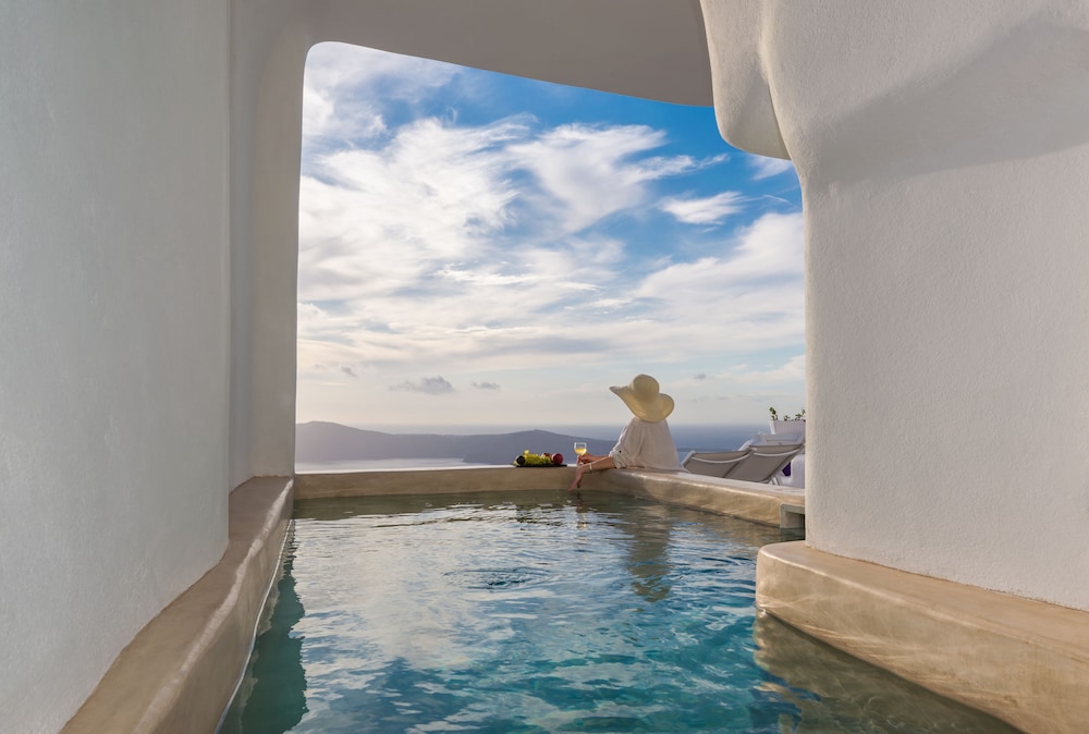 Iliovasilema Suites — Swimming pool in Imerovigli, South Aegean