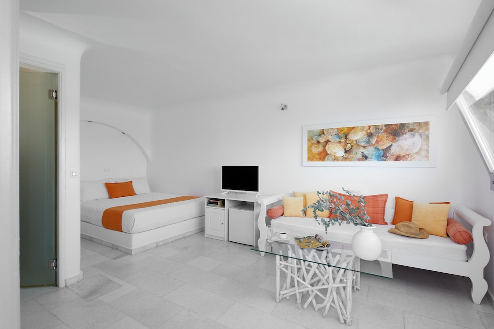 Iliovasilema Suites — Hotel rooms in Imerovigli, South Aegean