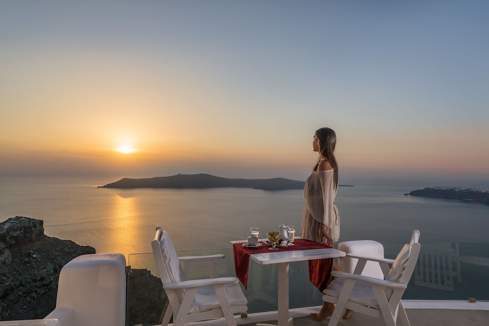 Iliovasilema Suites — Hotel rooms in Imerovigli, South Aegean