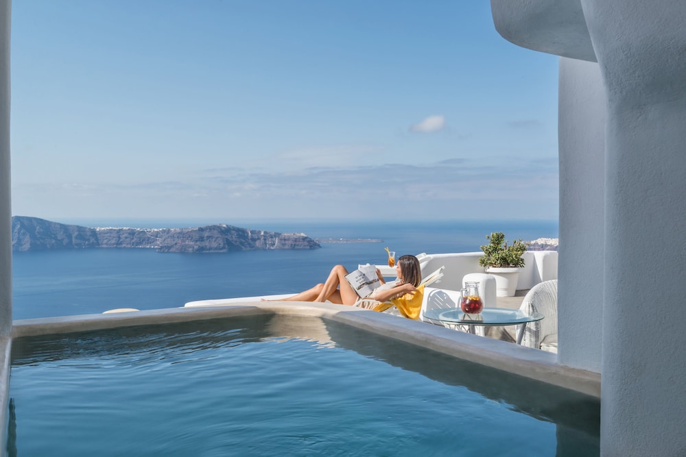 Iliovasilema Suites — Swimming pool in Imerovigli, South Aegean