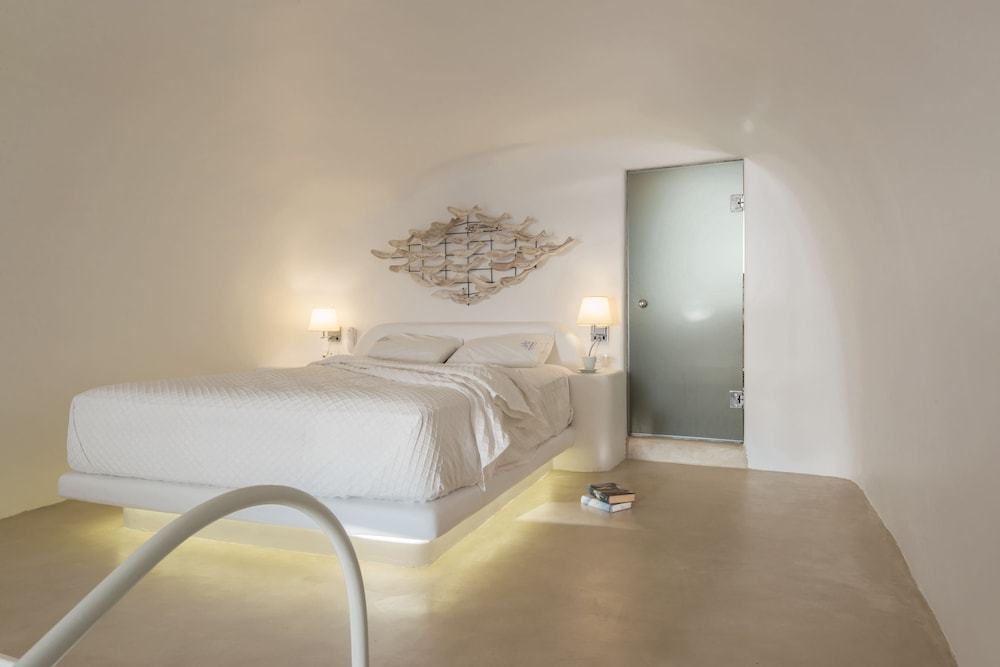 Iliovasilema Suites — Hotel rooms in Imerovigli, South Aegean
