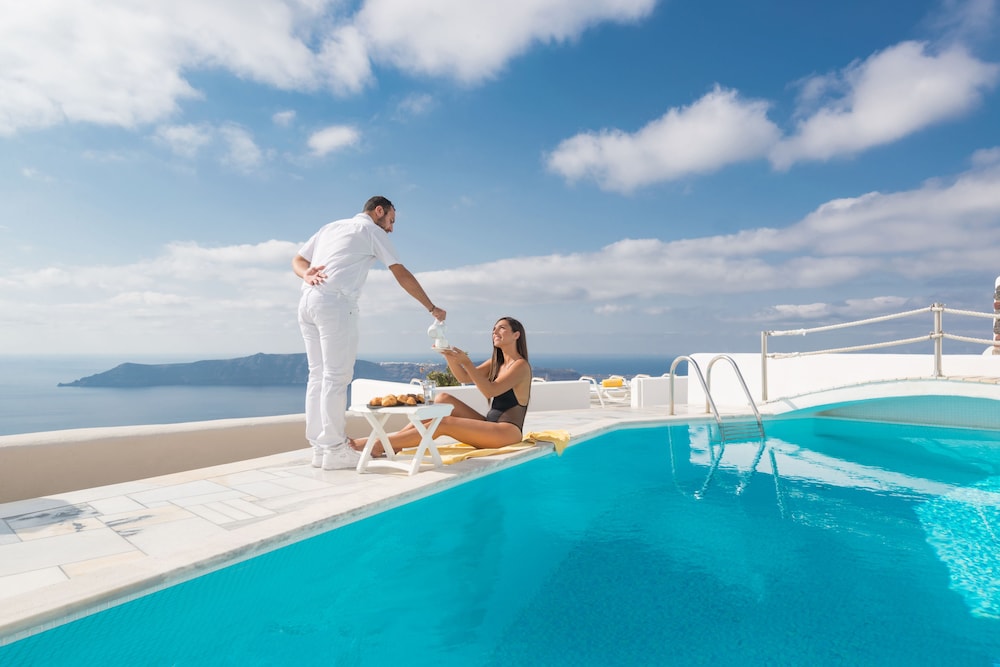 Iliovasilema Suites — Swimming pool in Imerovigli, South Aegean