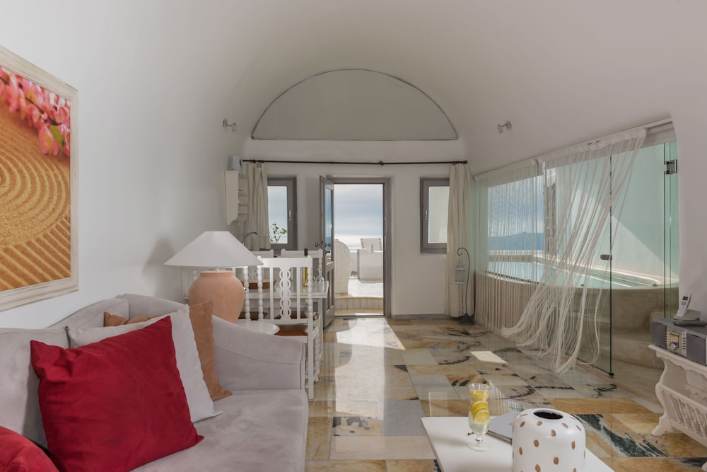 Iliovasilema Suites — Hotel rooms in Imerovigli, South Aegean