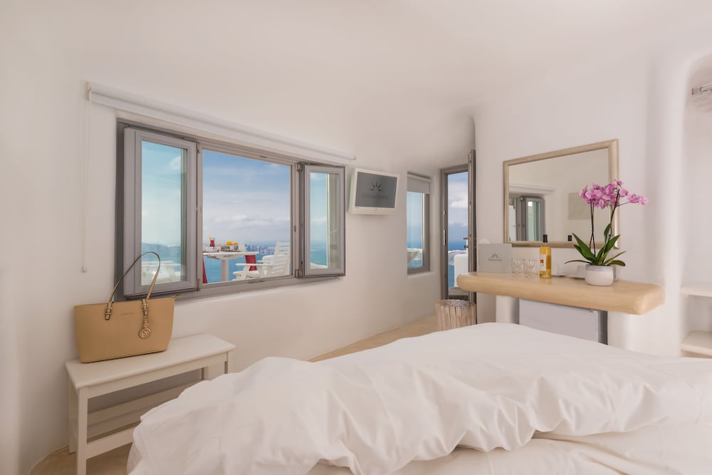 Iliovasilema Suites — Hotel rooms in Imerovigli, South Aegean