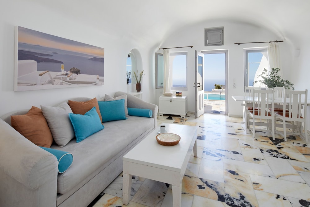 Iliovasilema Suites — Hotel rooms in Imerovigli, South Aegean