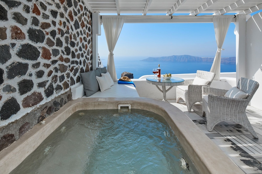 Iliovasilema Suites — Hotel rooms in Imerovigli, South Aegean