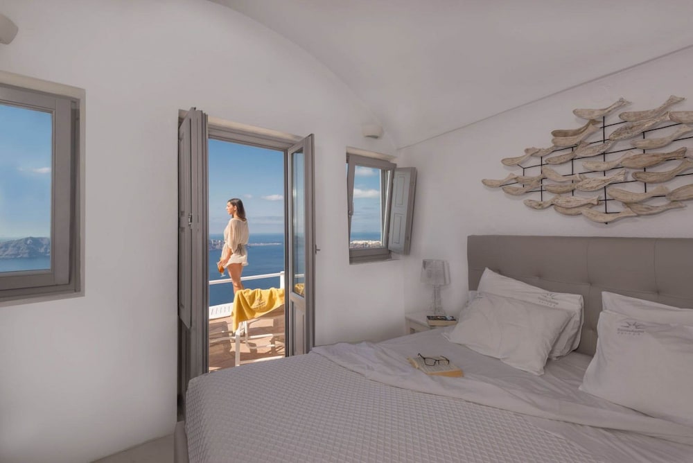 Iliovasilema Suites — Hotel rooms in Imerovigli, South Aegean