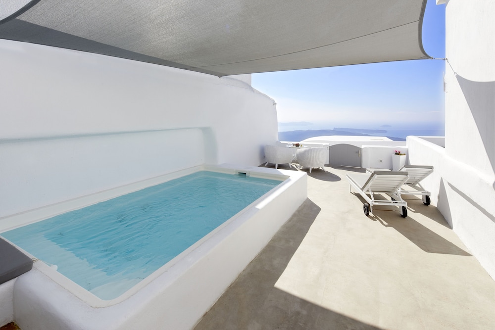 Iliovasilema Suites — Swimming pool in Imerovigli, South Aegean