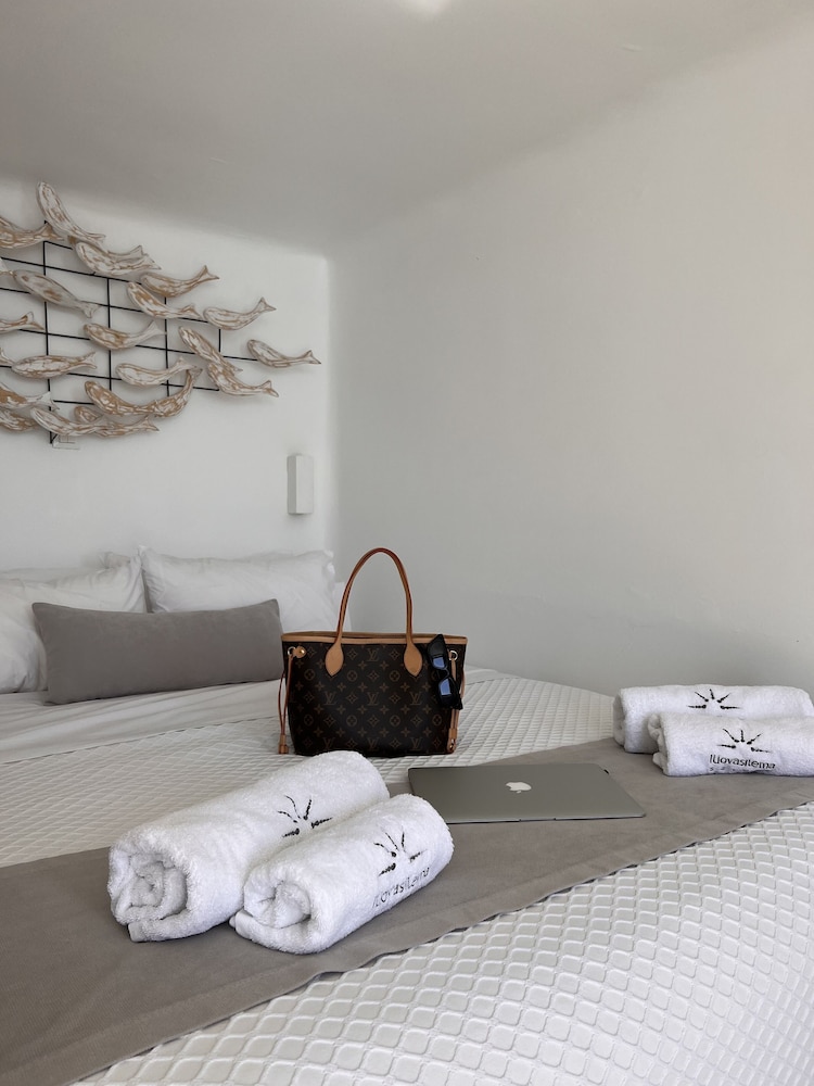 Iliovasilema Suites — Hotel rooms in Imerovigli, South Aegean
