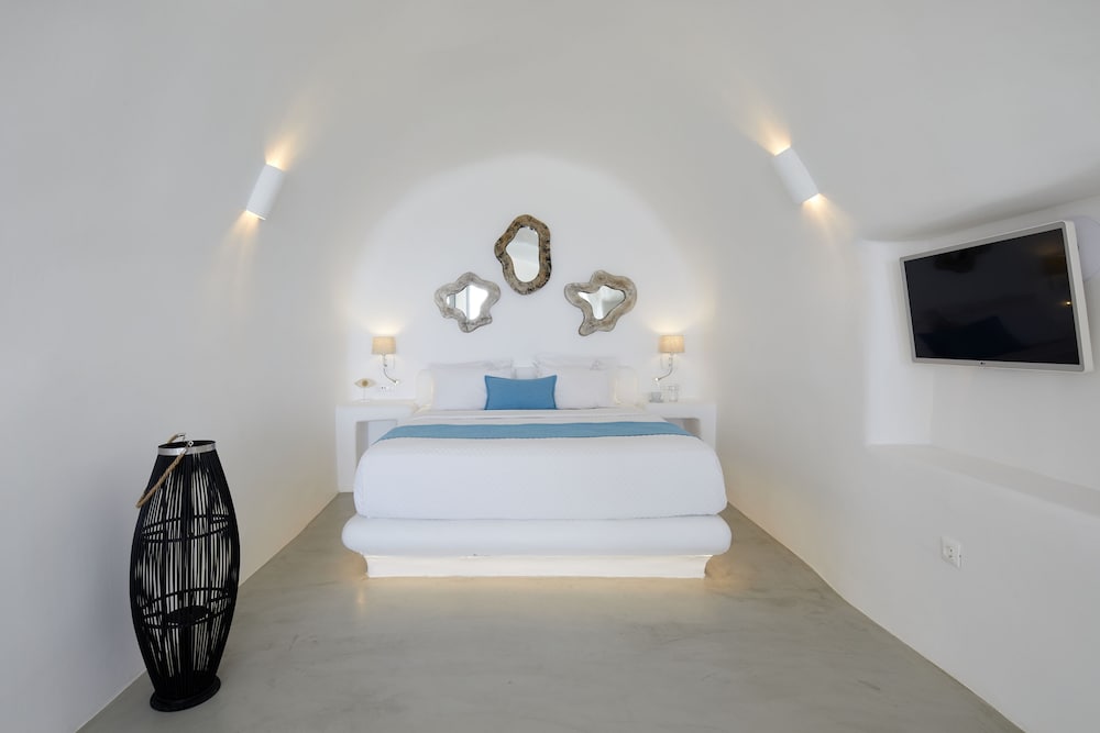 Iliovasilema Suites — Hotel rooms in Imerovigli, South Aegean