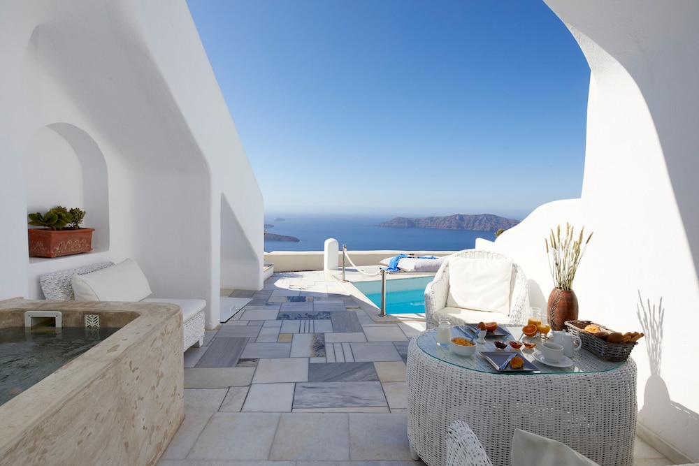 Iliovasilema Suites — Swimming pool in Imerovigli, South Aegean