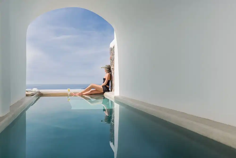 Iliovasilema Suites — Swimming pool in Imerovigli, South Aegean