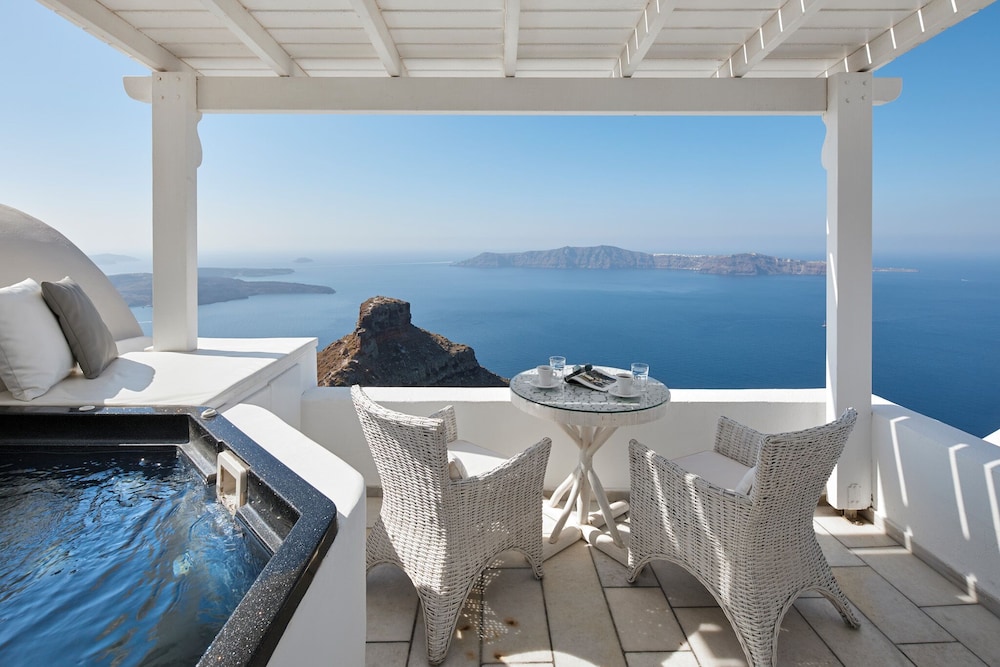Iliovasilema Suites — Hotel rooms in Imerovigli, South Aegean