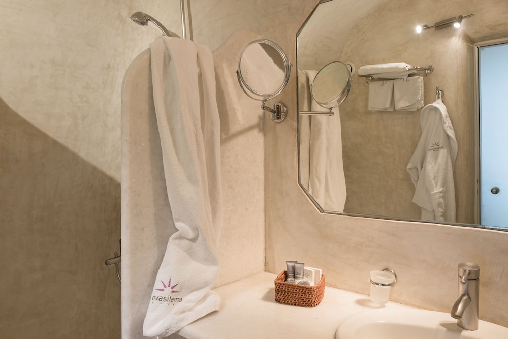 Iliovasilema Suites — Hotel rooms in Imerovigli, South Aegean