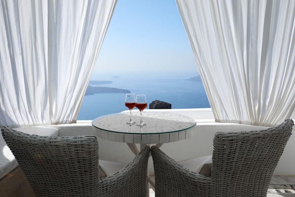 Iliovasilema Suites — Hotel rooms in Imerovigli, South Aegean