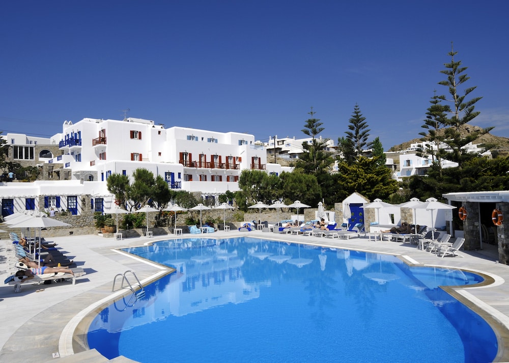 Kamari Hotel — Swimming pool in Plati Gialos, South Aegean
