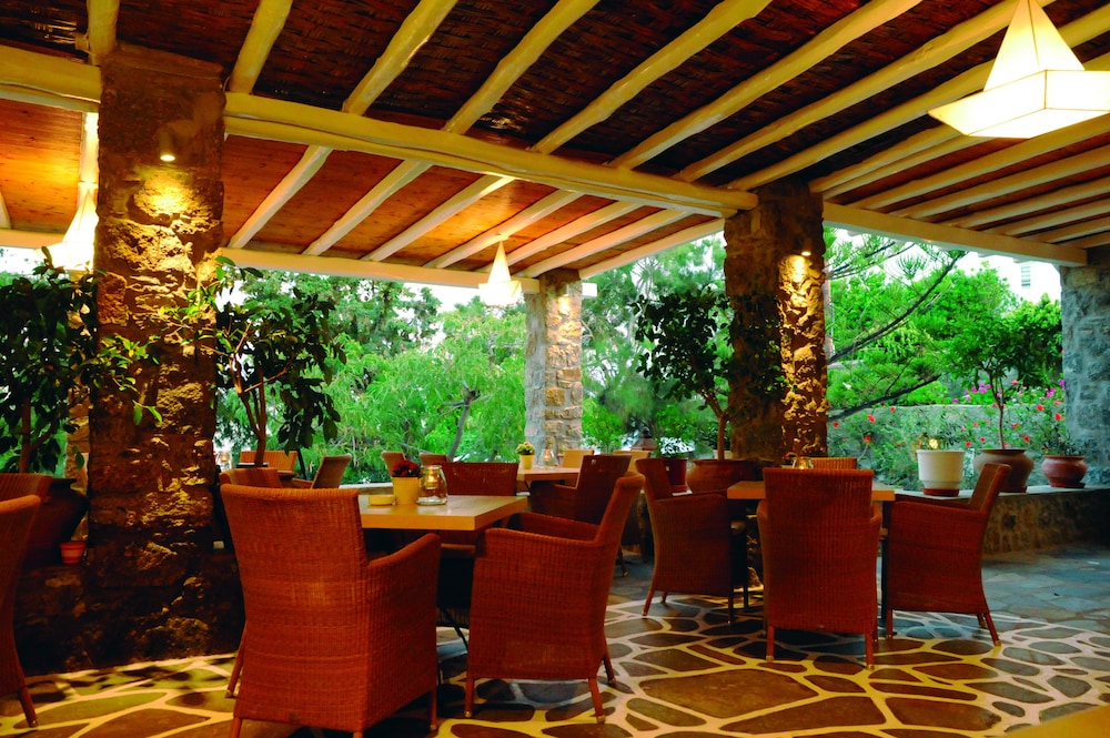 Kamari Hotel — Restaurant & bars in Plati Gialos, South Aegean
