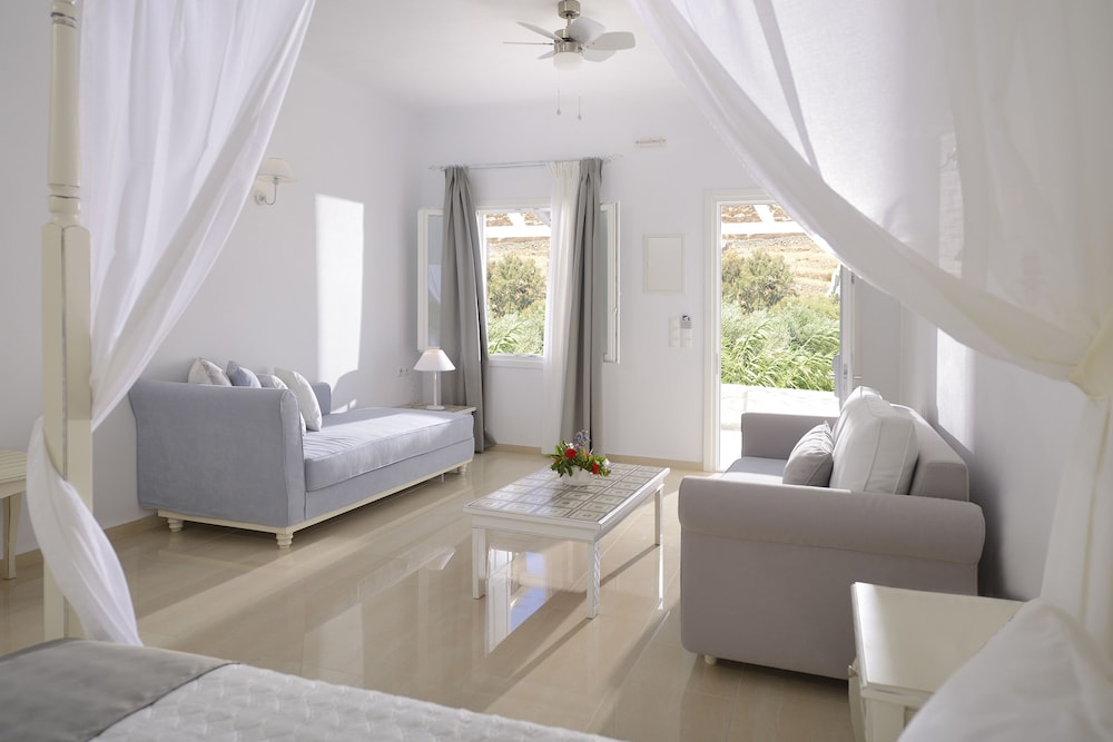 Kamari Hotel — Hotel rooms in Plati Gialos, South Aegean
