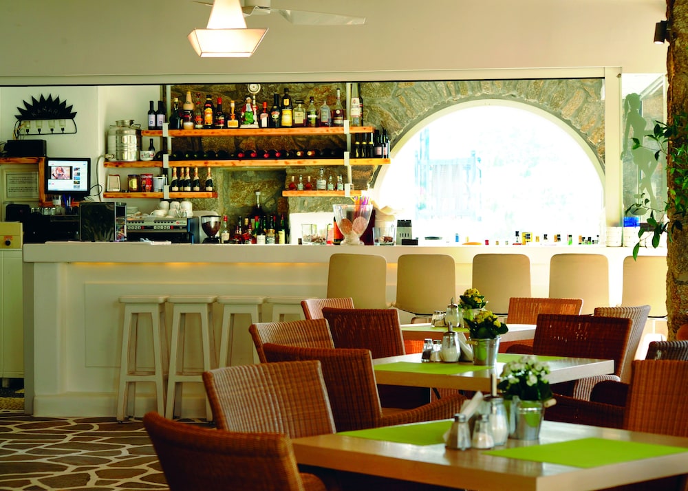 Kamari Hotel — Restaurant & bars in Plati Gialos, South Aegean
