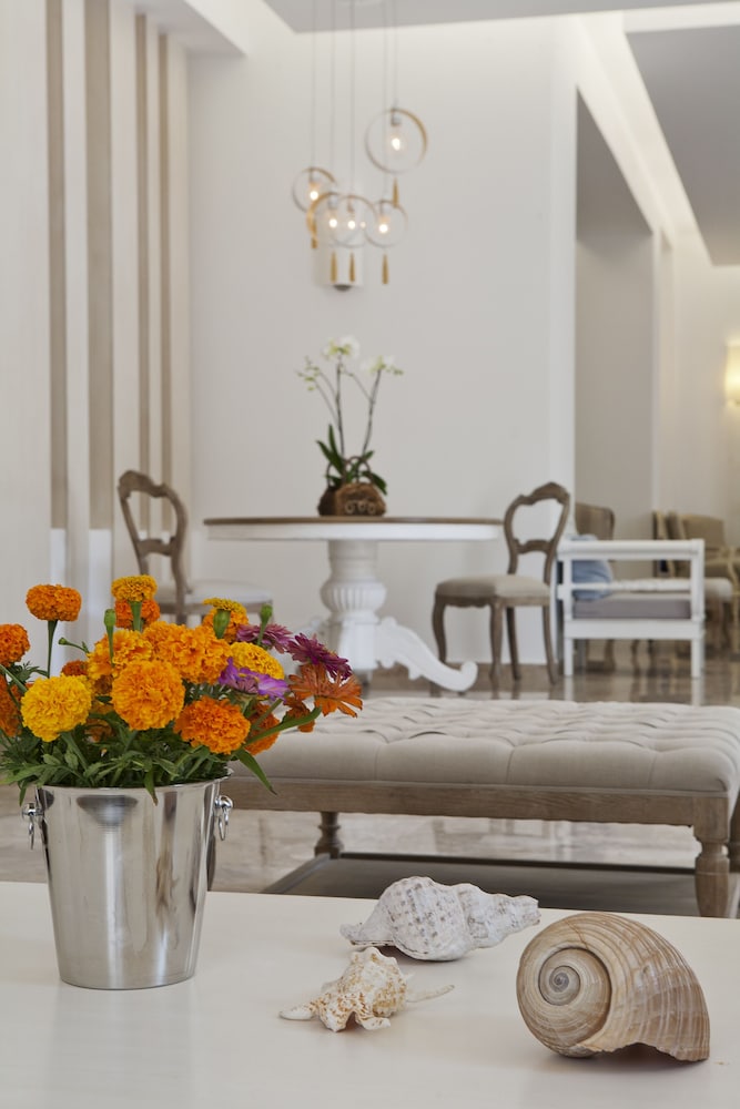 Kamari Hotel — Hotel building in Plati Gialos, South Aegean