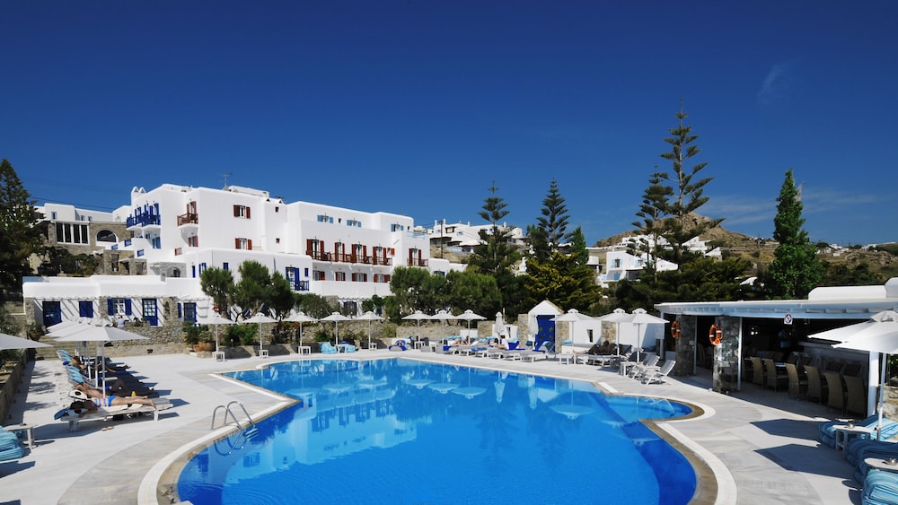 Kamari Hotel — Swimming pool in Plati Gialos, South Aegean