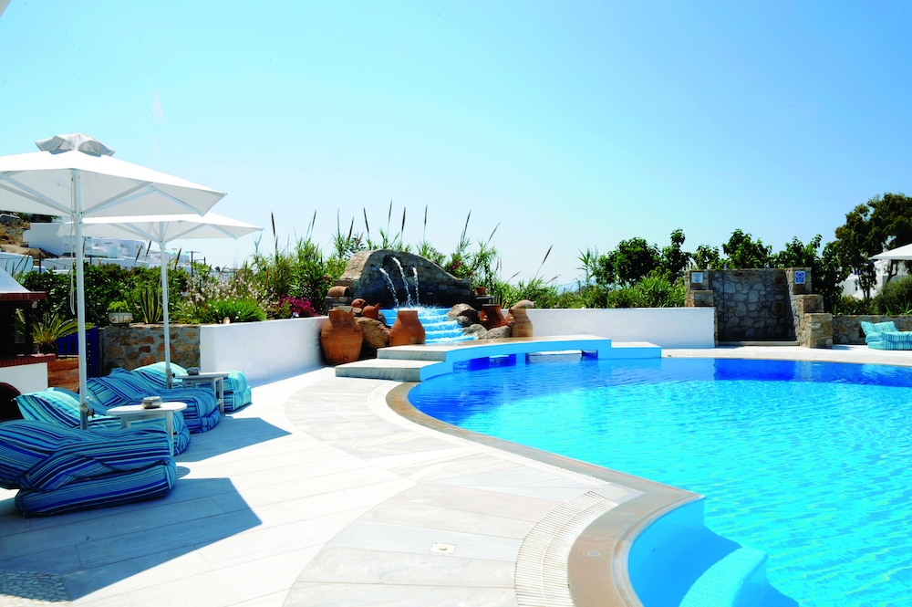 Kamari Hotel — Swimming pool in Plati Gialos, South Aegean