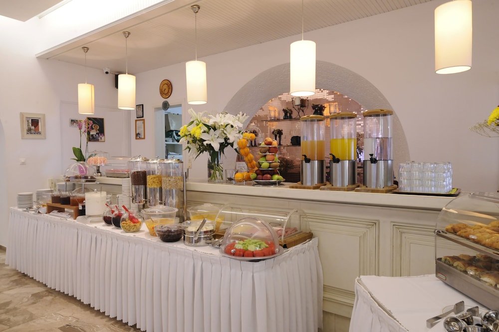 Kamari Hotel — Restaurant & bars in Plati Gialos, South Aegean