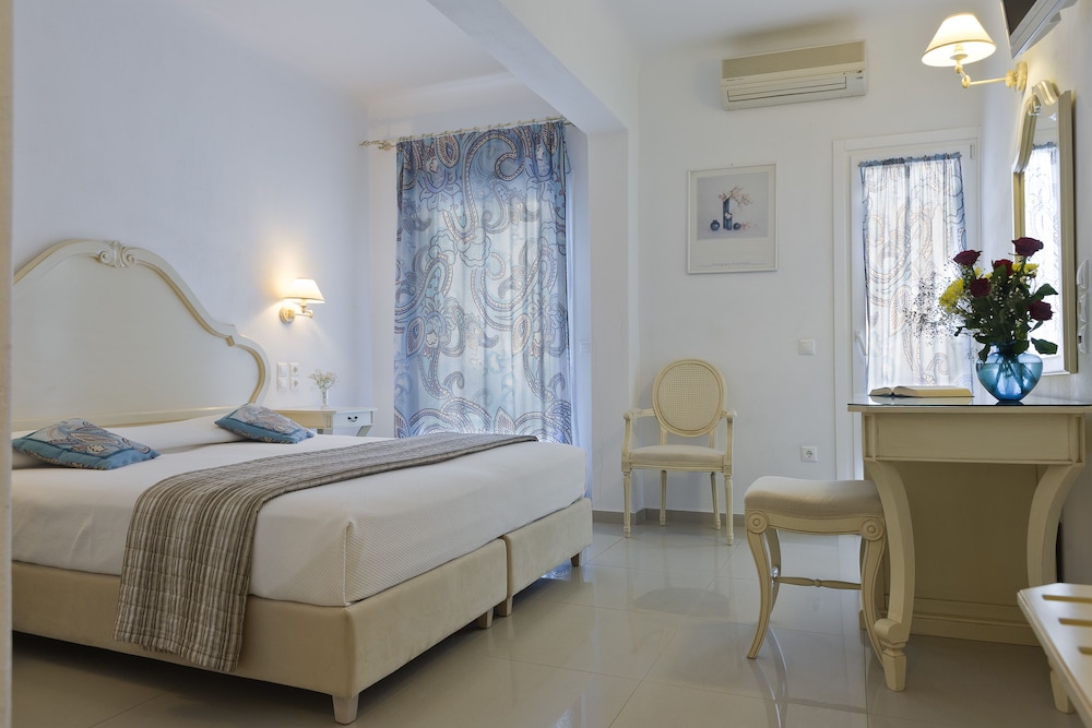 Kamari Hotel — Hotel rooms in Plati Gialos, South Aegean