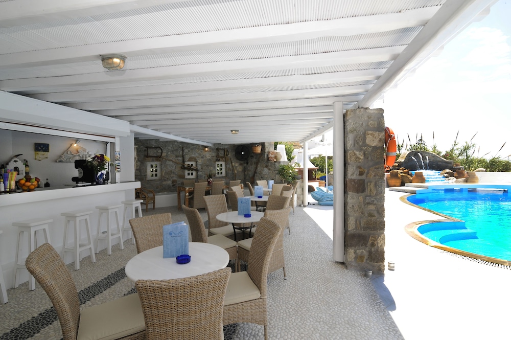 Kamari Hotel — Restaurant & bars in Plati Gialos, South Aegean