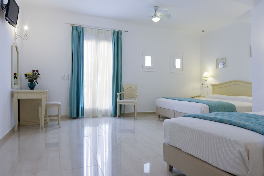 Kamari Hotel — Hotel rooms in Plati Gialos, South Aegean