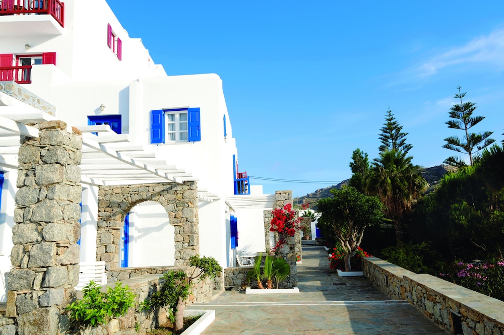 Kamari Hotel — Hotel building in Plati Gialos, South Aegean