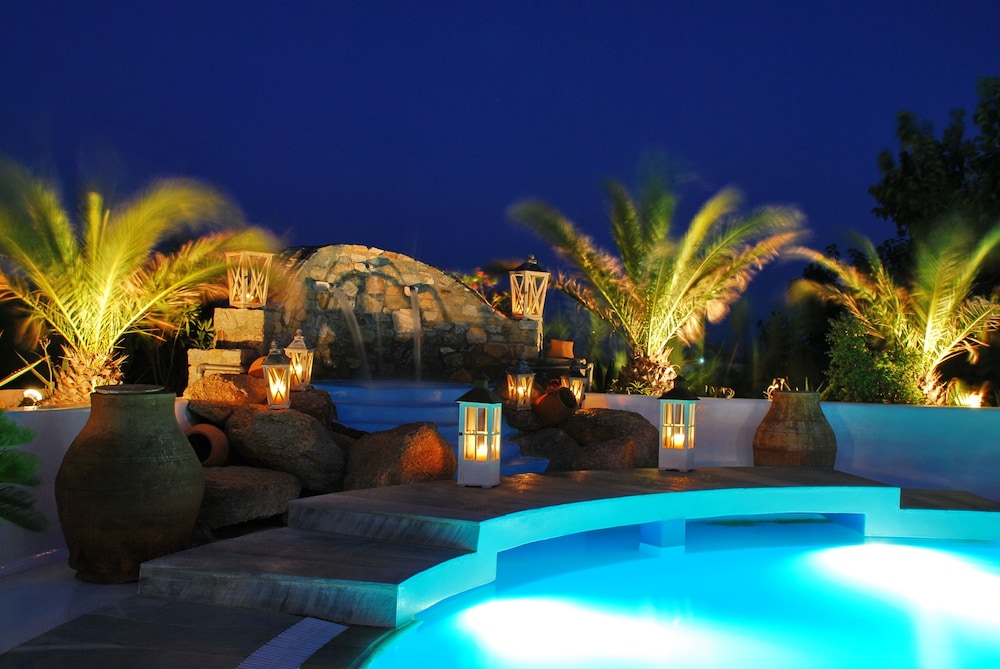 Kamari Hotel — Swimming pool in Plati Gialos, South Aegean
