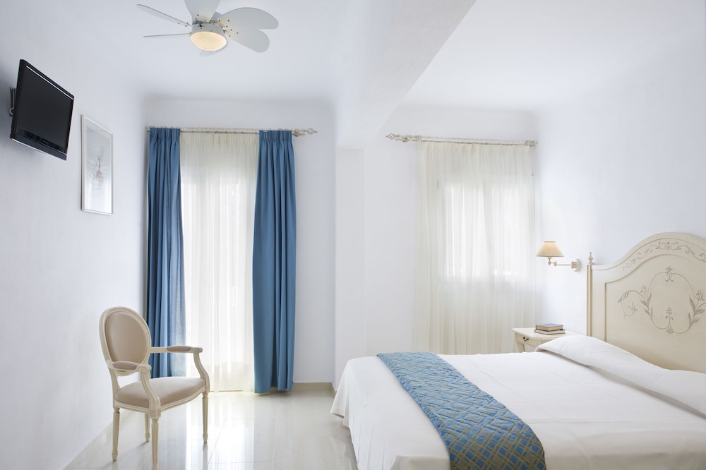 Kamari Hotel — Hotel rooms in Plati Gialos, South Aegean