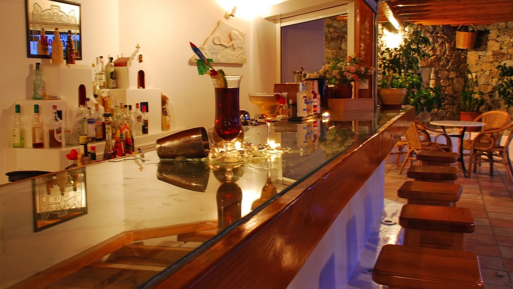 Kamari Hotel — Restaurant & bars in Plati Gialos, South Aegean