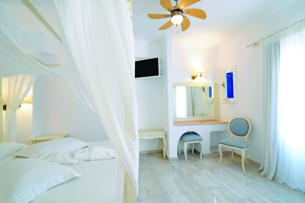 Kamari Hotel — Hotel rooms in Plati Gialos, South Aegean