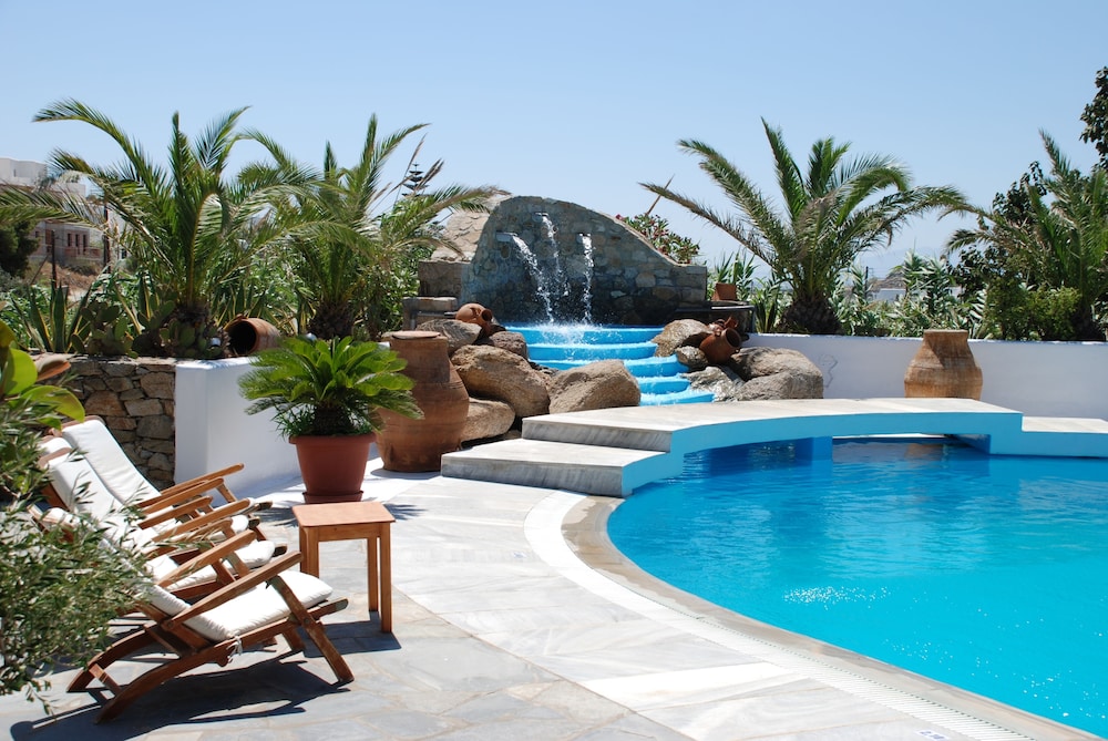Kamari Hotel — Swimming pool in Plati Gialos, South Aegean