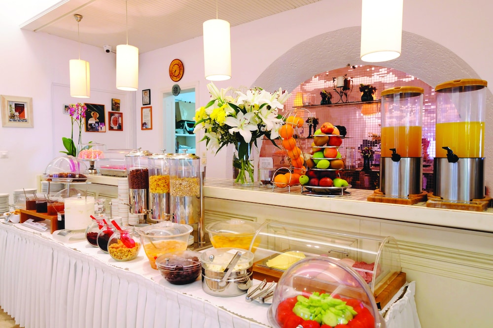 Kamari Hotel — Restaurant & bars in Plati Gialos, South Aegean
