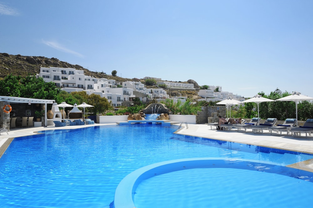 Kamari Hotel — Swimming pool in Plati Gialos, South Aegean