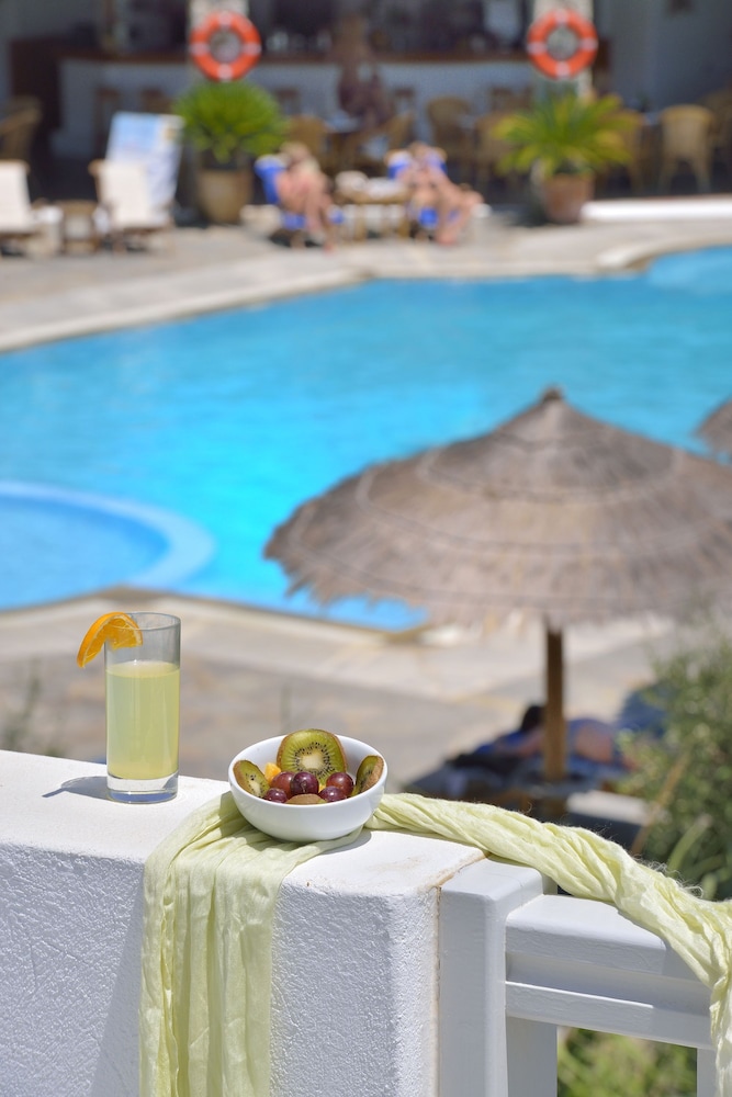 Kamari Hotel — Swimming pool in Plati Gialos, South Aegean