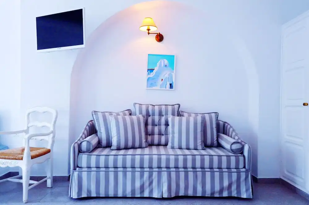 Kamari Hotel — Hotel rooms in Plati Gialos, South Aegean