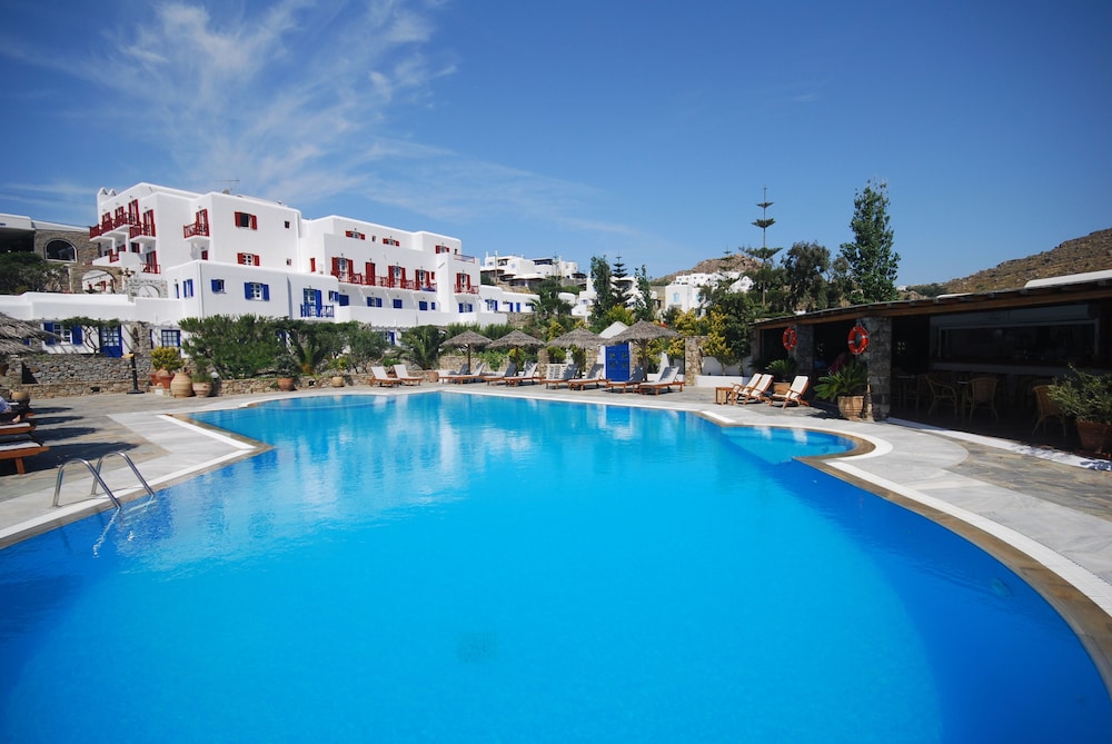 Kamari Hotel — Swimming pool in Plati Gialos, South Aegean