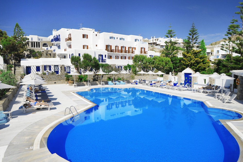 Kamari Hotel — Swimming pool in Plati Gialos, South Aegean