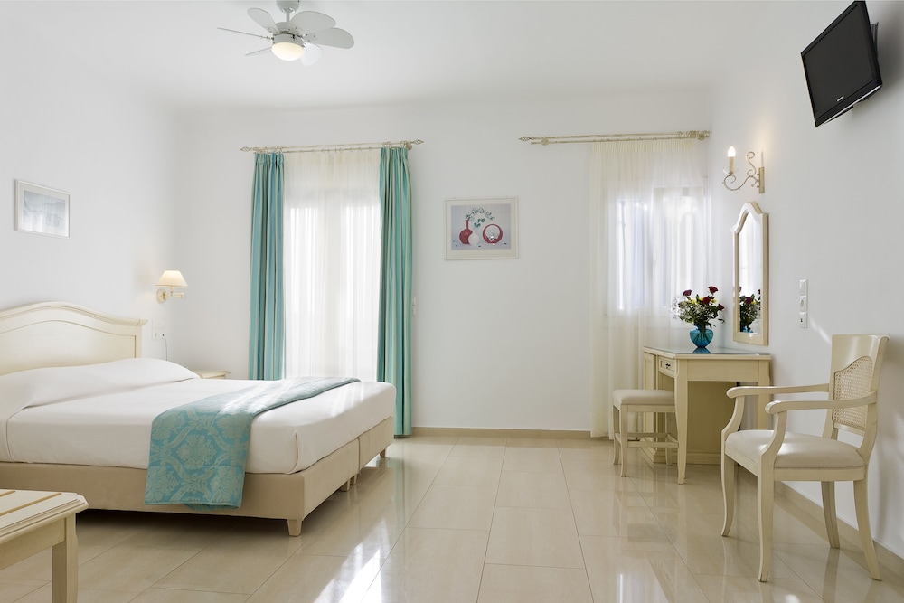 Kamari Hotel — Hotel rooms in Plati Gialos, South Aegean