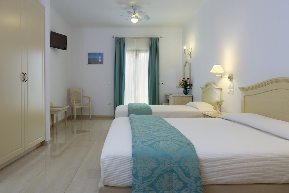 Kamari Hotel — Hotel rooms in Plati Gialos, South Aegean