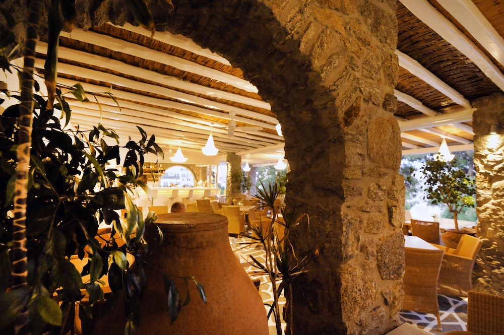 Kamari Hotel — Restaurant & bars in Plati Gialos, South Aegean