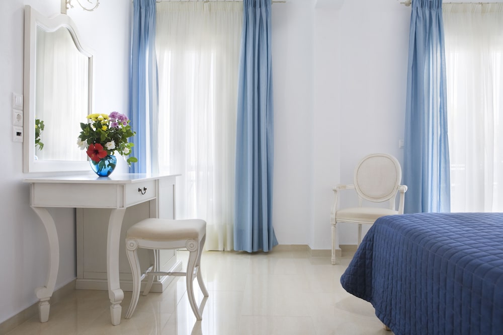 Kamari Hotel — Hotel rooms in Plati Gialos, South Aegean
